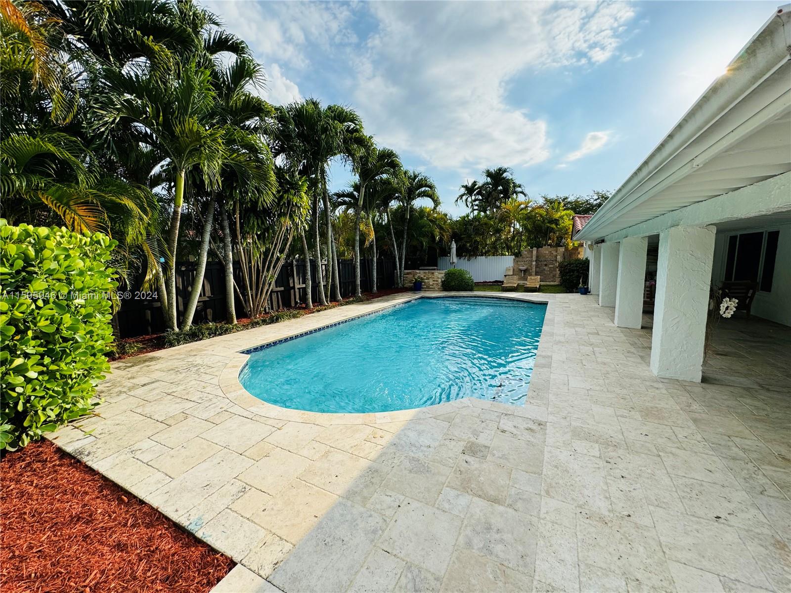 TAMIAMI LAKES SEC 1 - Residential