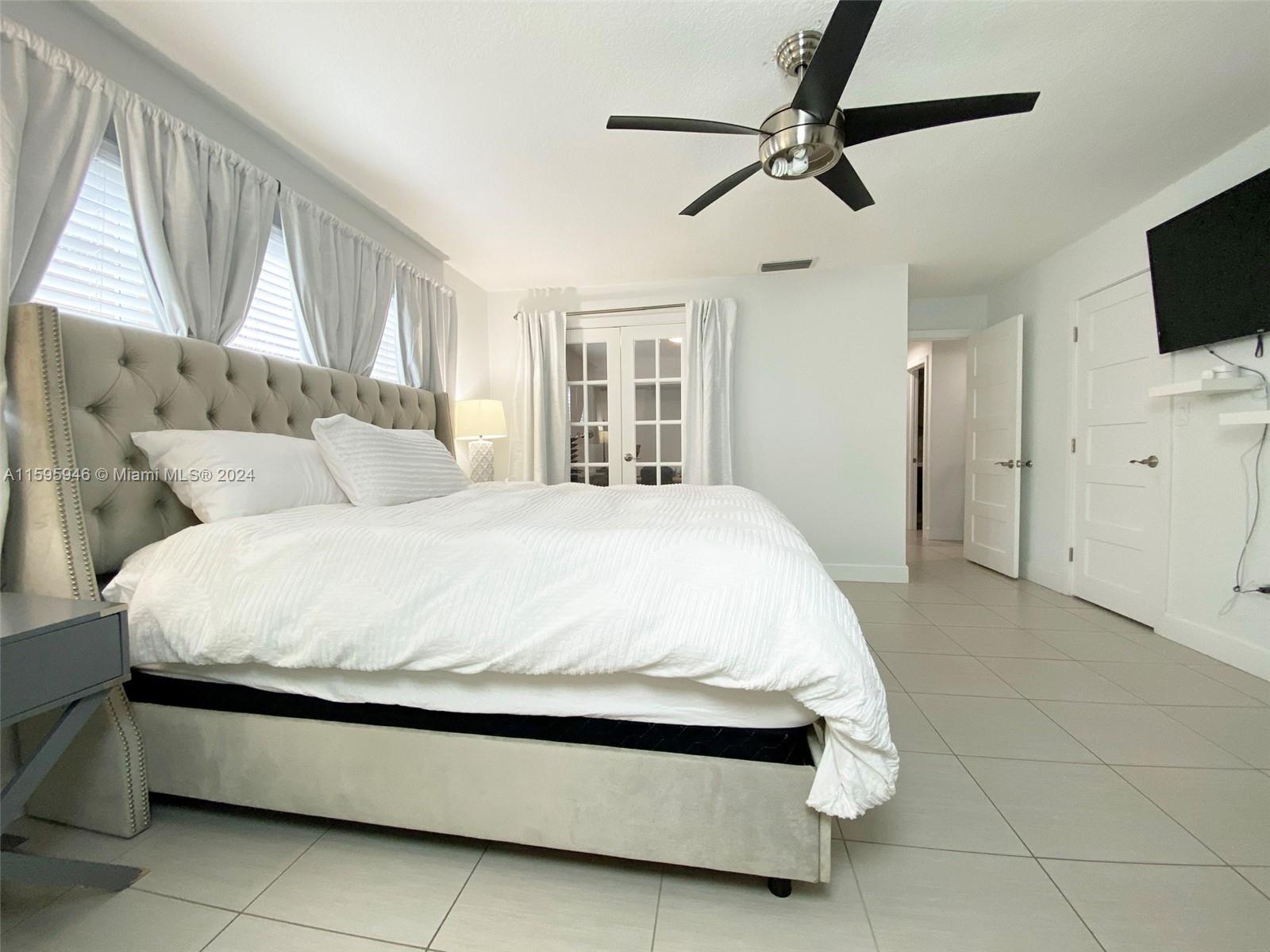 TAMIAMI LAKES SEC 1 - Residential