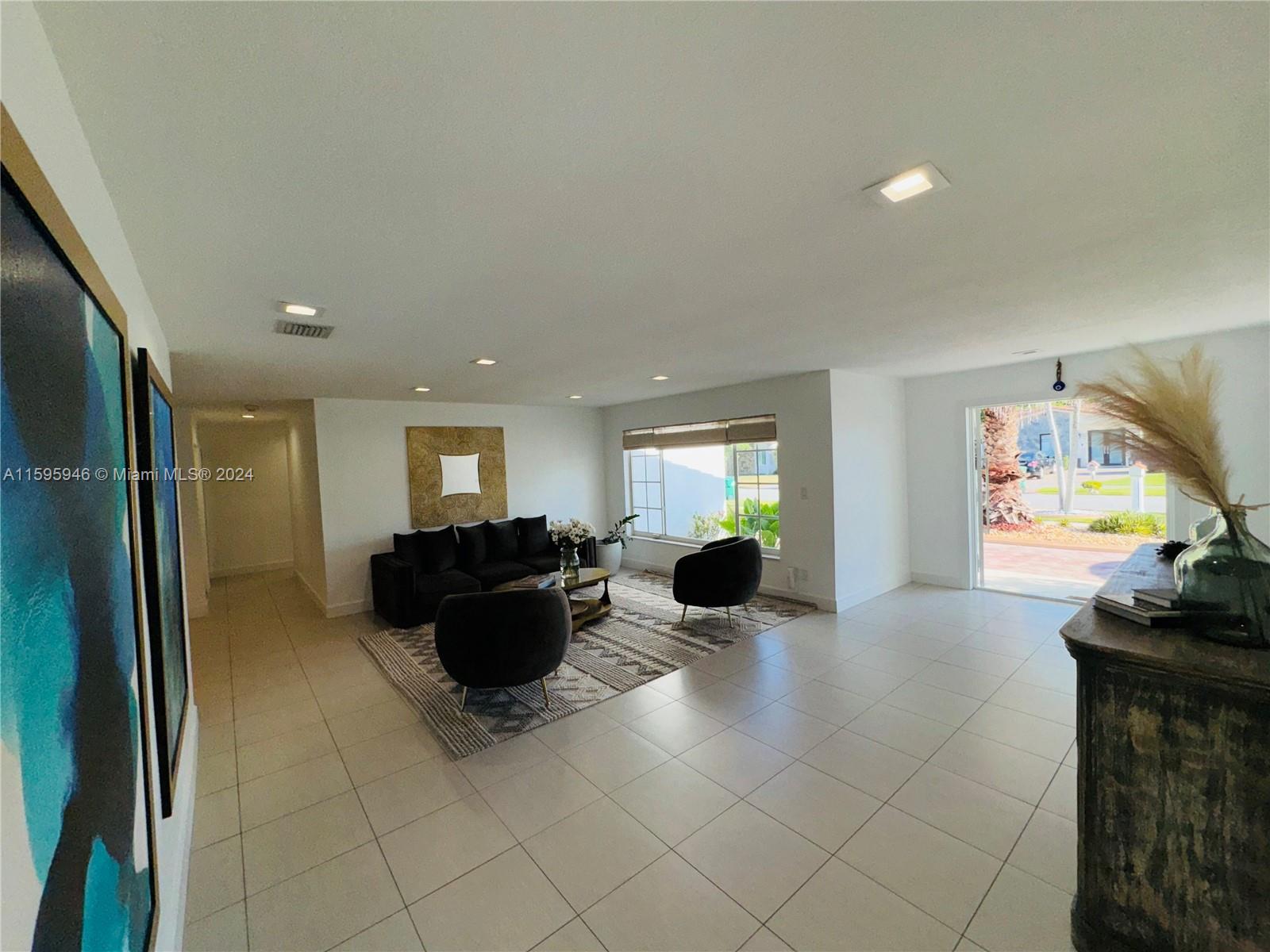 TAMIAMI LAKES SEC 1 - Residential