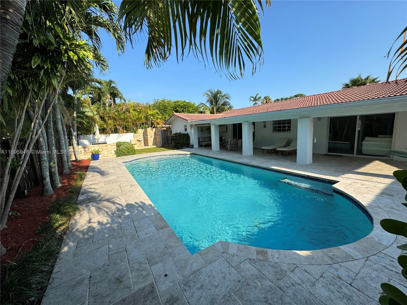 TAMIAMI LAKES SEC 1 - Residential