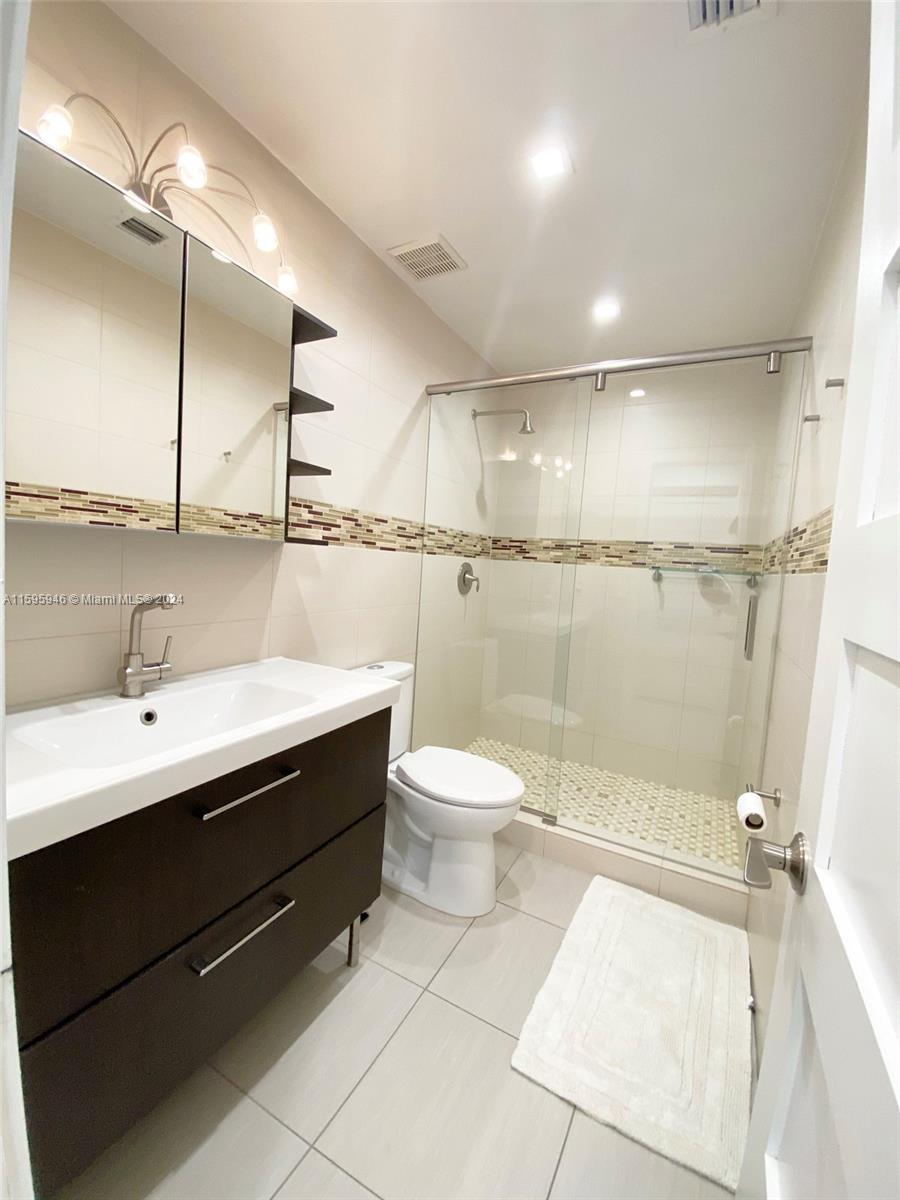TAMIAMI LAKES SEC 1 - Residential