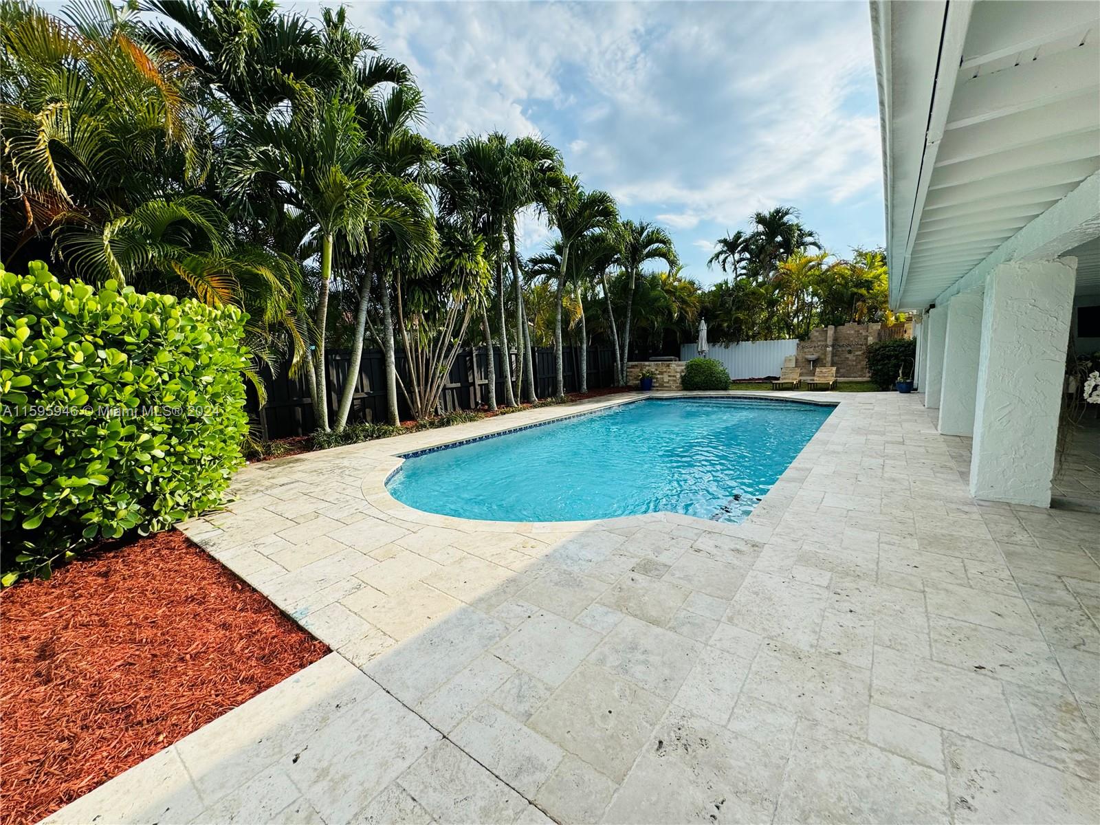 TAMIAMI LAKES SEC 1 - Residential