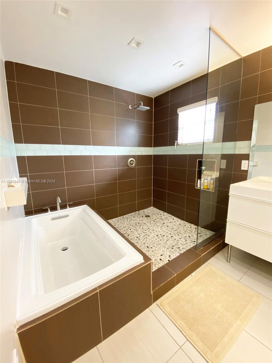 TAMIAMI LAKES SEC 1 - Residential