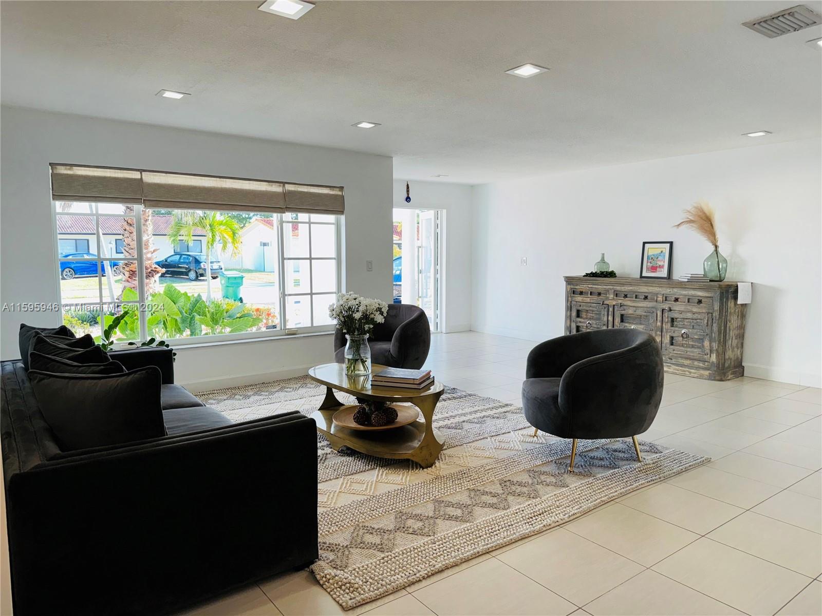 TAMIAMI LAKES SEC 1 - Residential