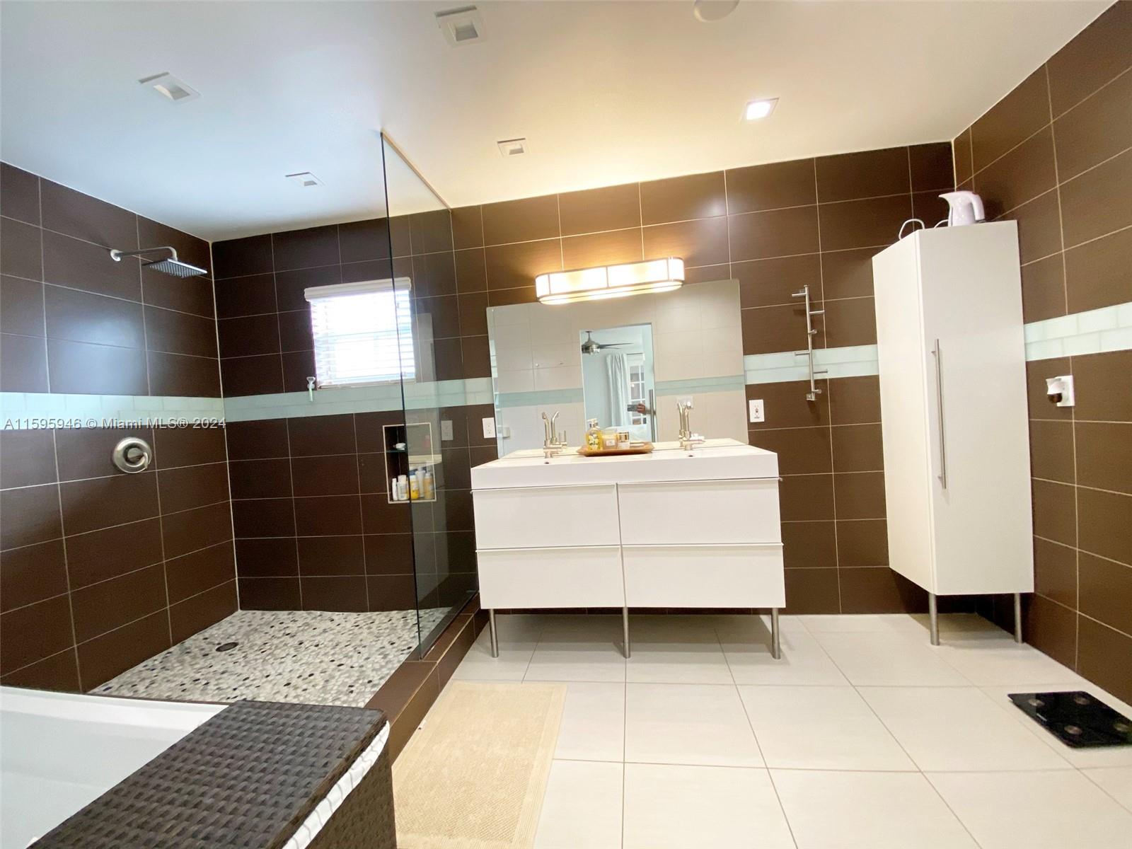 TAMIAMI LAKES SEC 1 - Residential