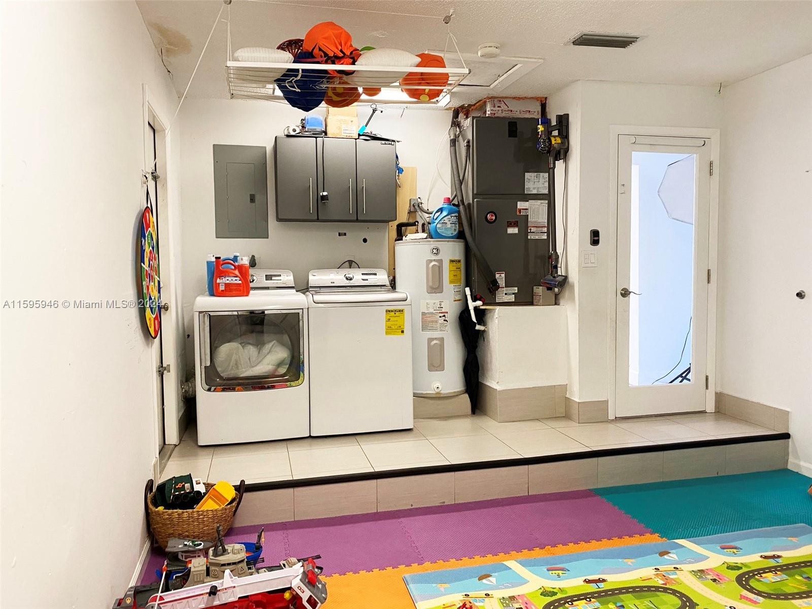 TAMIAMI LAKES SEC 1 - Residential