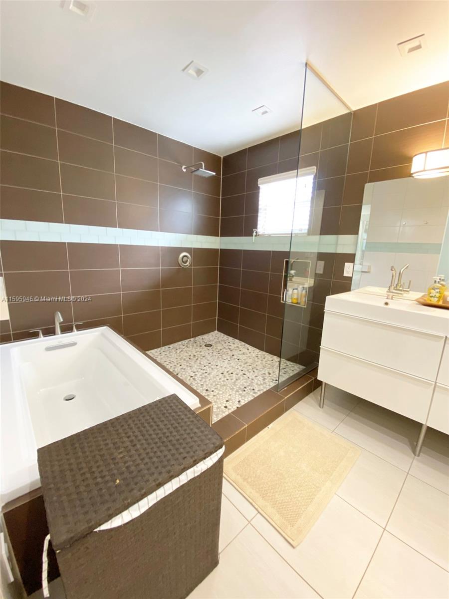 TAMIAMI LAKES SEC 1 - Residential