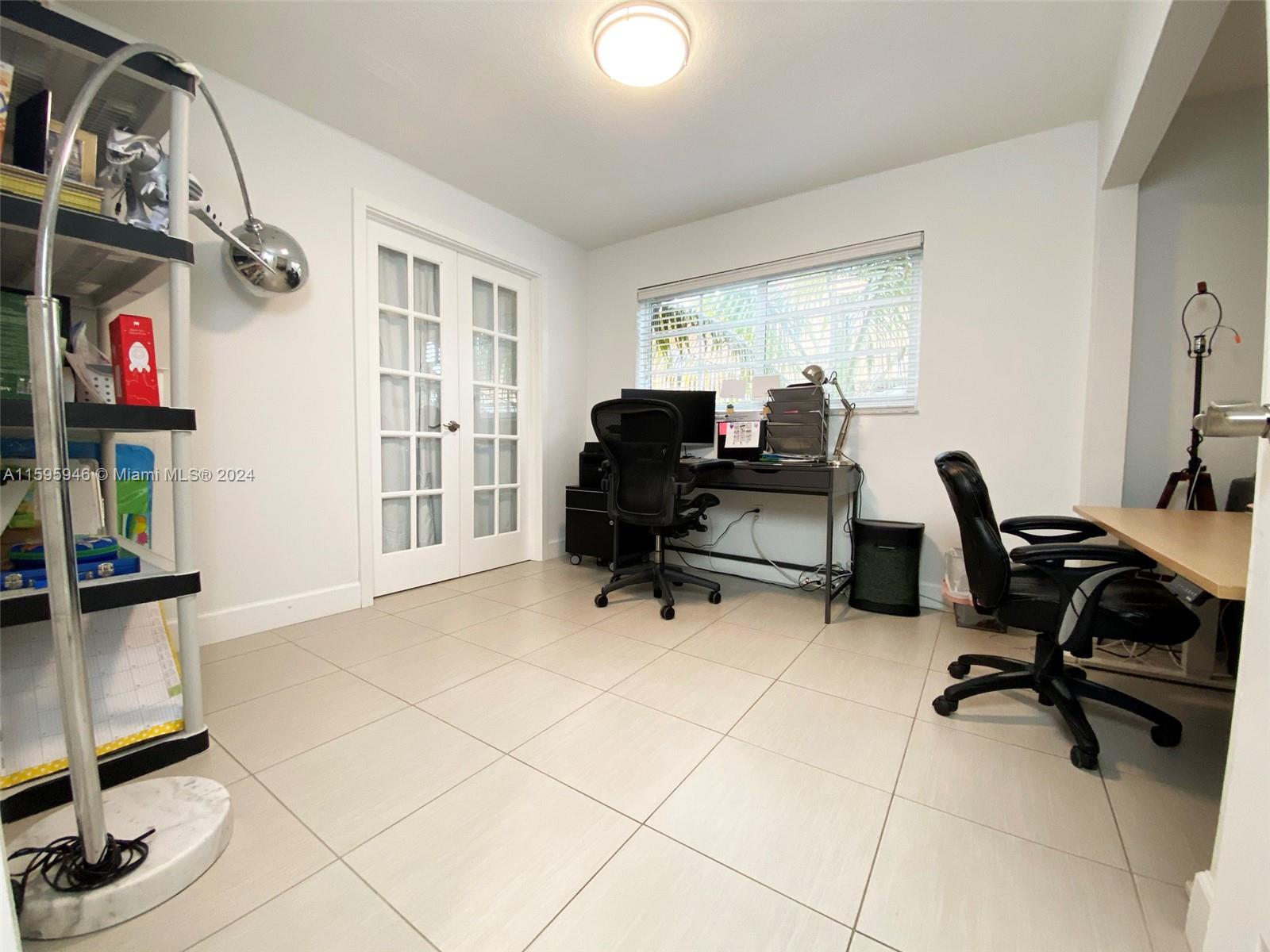 TAMIAMI LAKES SEC 1 - Residential