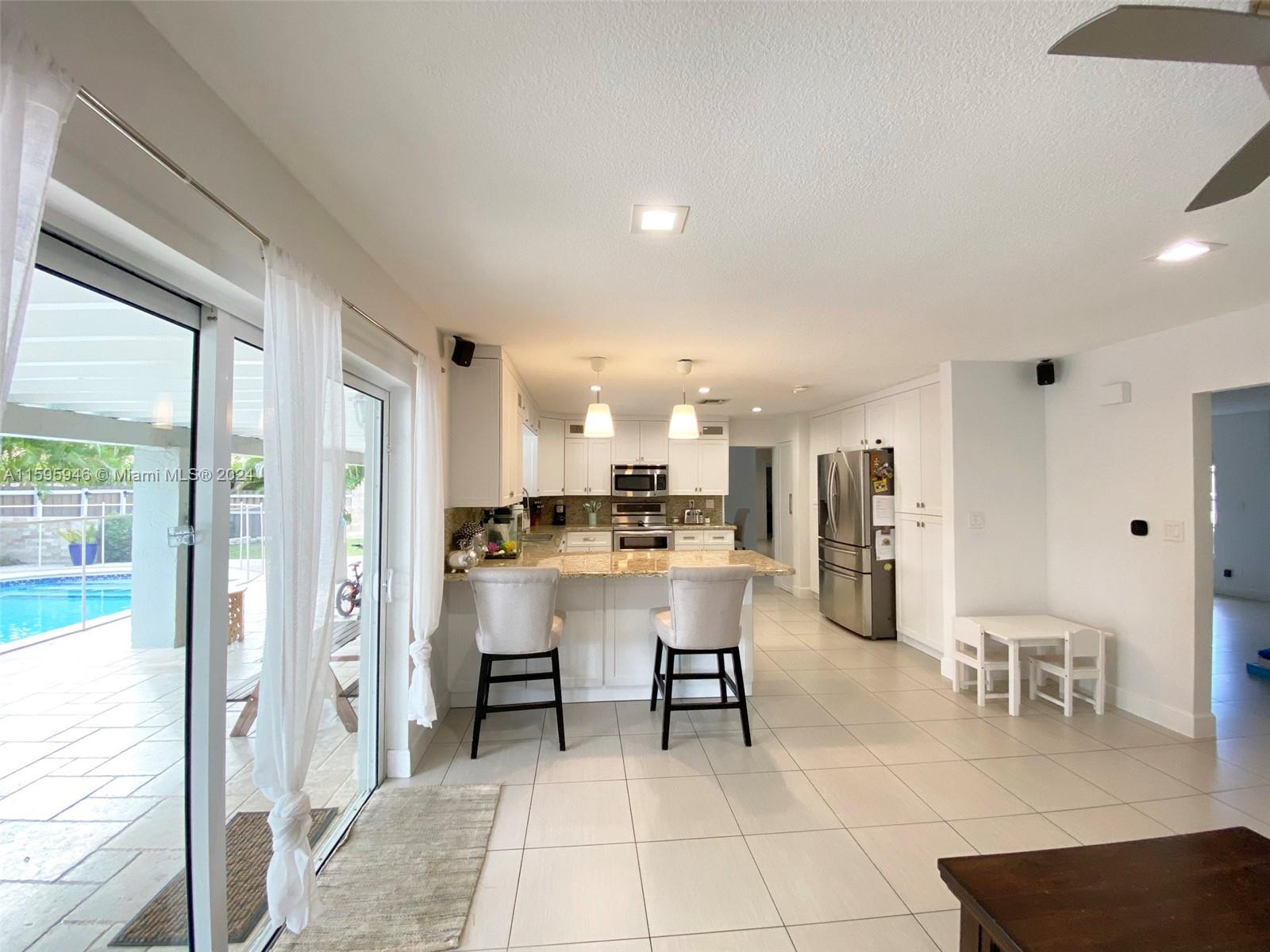 TAMIAMI LAKES SEC 1 - Residential