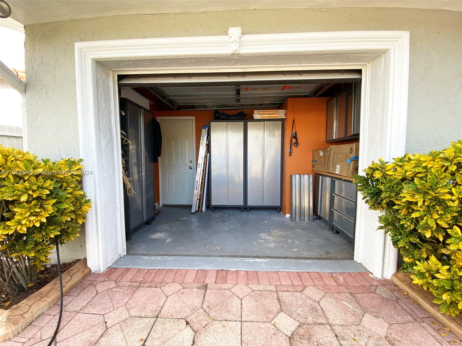 TAMIAMI LAKES SEC 1 - Residential