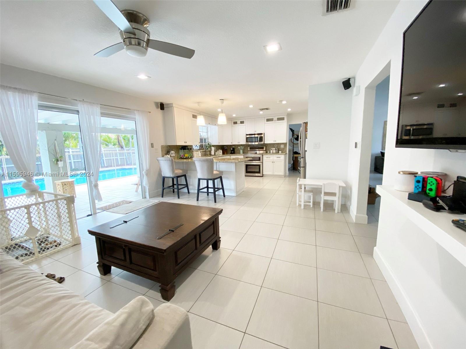 TAMIAMI LAKES SEC 1 - Residential