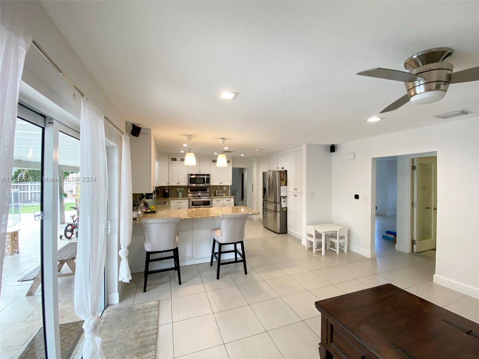 TAMIAMI LAKES SEC 1 - Residential