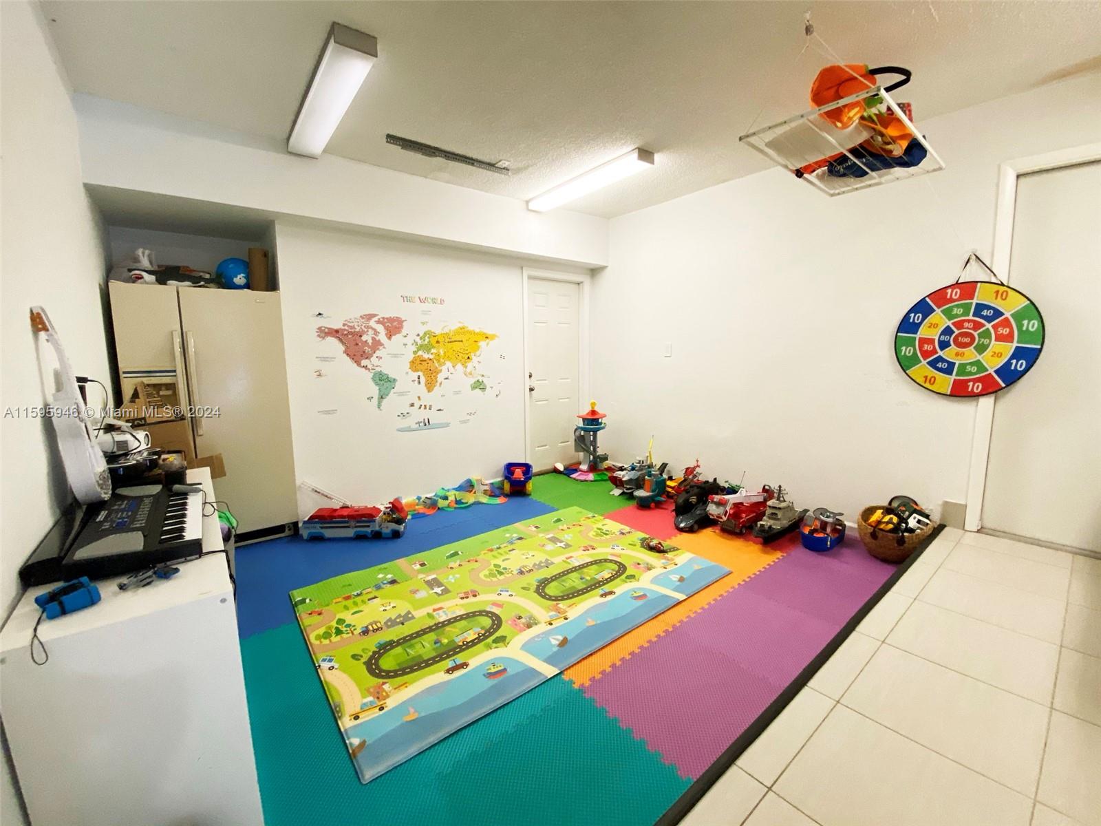 TAMIAMI LAKES SEC 1 - Residential