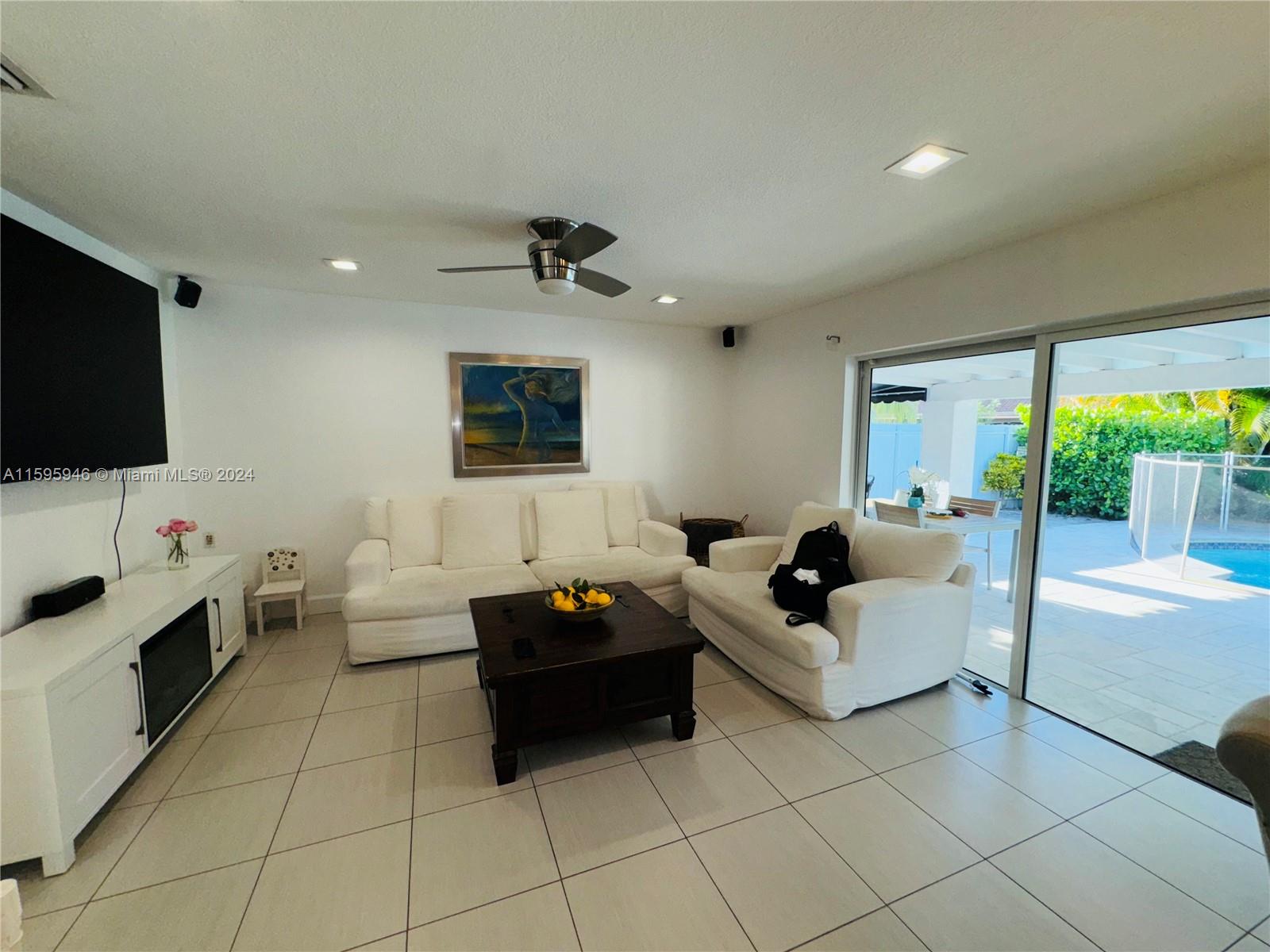 TAMIAMI LAKES SEC 1 - Residential