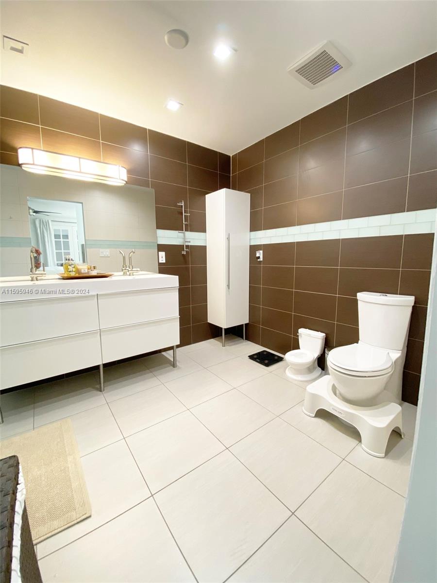 TAMIAMI LAKES SEC 1 - Residential
