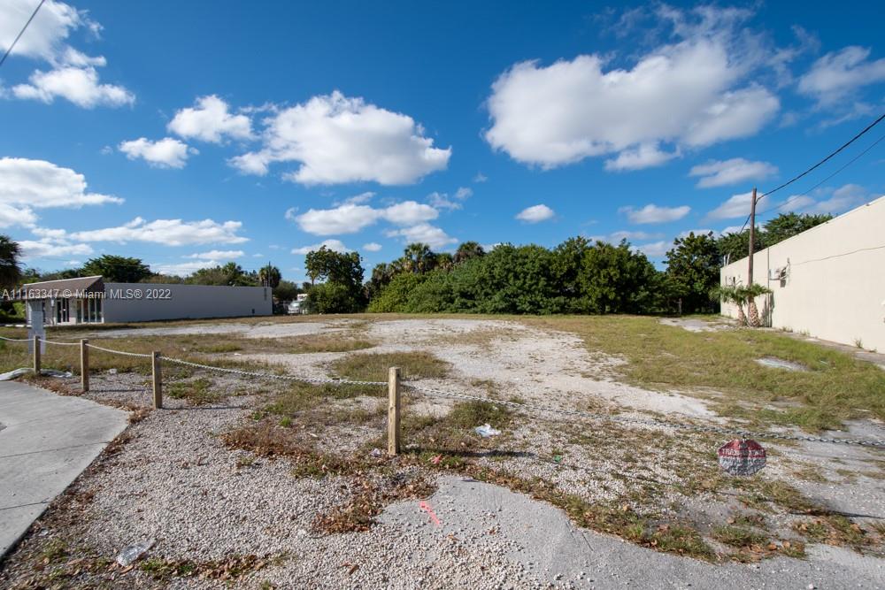LOCATION-VACANT LOT  ON BUSY PETERS ROAD, IN THE CITY OF PLANTATION. THIS IS A RARE PLANTATION COMMERCIAL LOT. ESPECIALLY ON PETERS ROAD. ZONED FOR MANY USES. CHECK WITH THE CITY OF PLANTATION  FOR DETAILS  OF BUSINESS ALLOWED. THE PRICE IS FIRM.