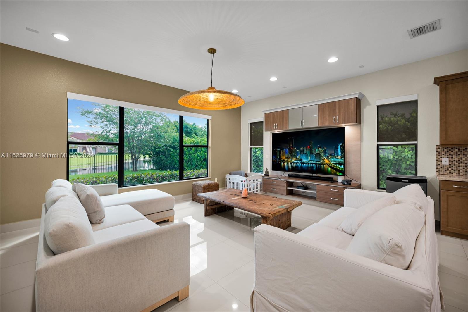 PEMBROKE LAKES SOUTH - Residential