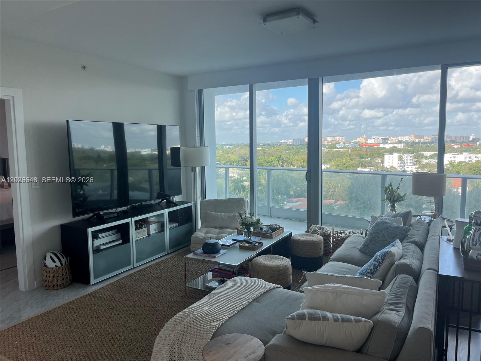 6 month furnished rental in Grovenor House.  Available June 1