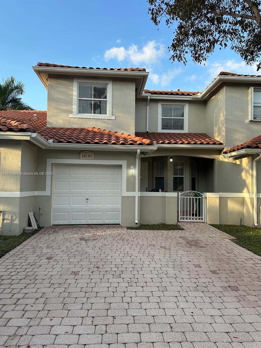Great Location in Doral, located in Doral Chase. Upgraded 4 bedrooms and 2 1/2 bathrooms.