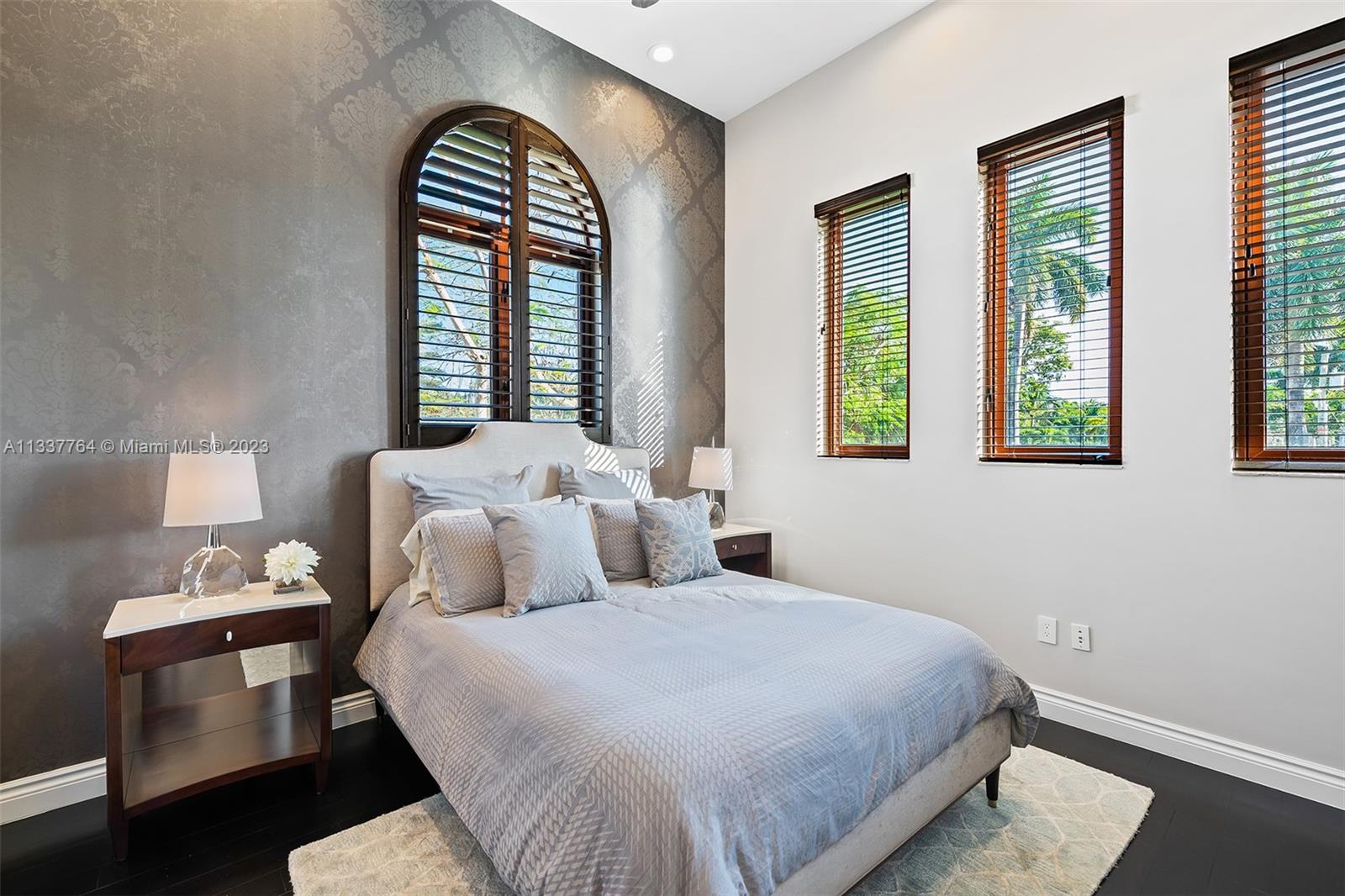 HOLLYWOOD LAKES SECTION - Residential