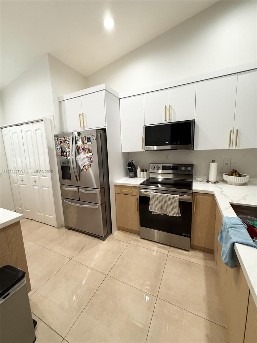 COUNTRY LAKE MANORS TOWNH - Residential Lease