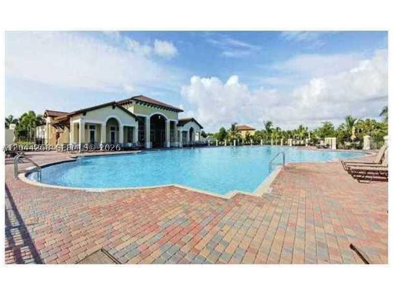 BEAUTIFUL TOWNHOME FOR RENT IN GATED COMMUNITY IN "ISLES AT BAYSHORE", WITH 3 BEDROOMS UPSTAIRS AND HALF BATHROOM DOWNSTAIRS. THIS UNIT HAS TILE DOWNSTAIRS AND CARPET UPSTAIRS.