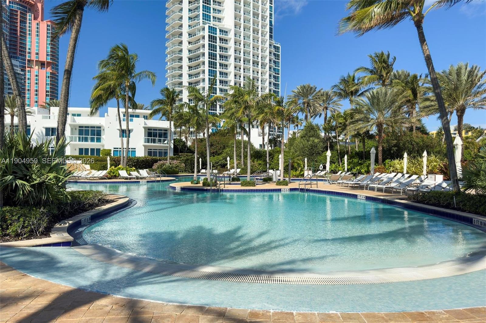 CONTINUUM ON SOUTH BEACH - Residential