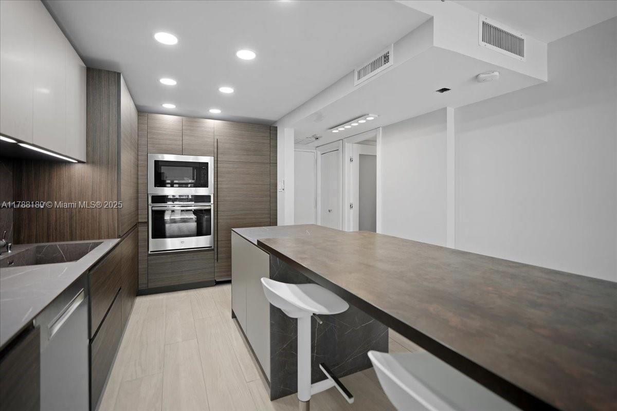 BRICKELL PLACE CONDO - Residential Lease