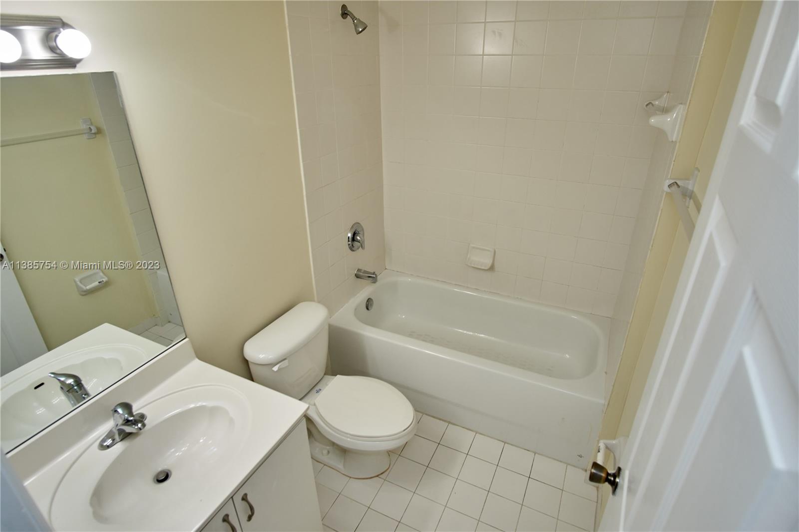 THE COURTS AT BAYSHORE II - Residential Lease