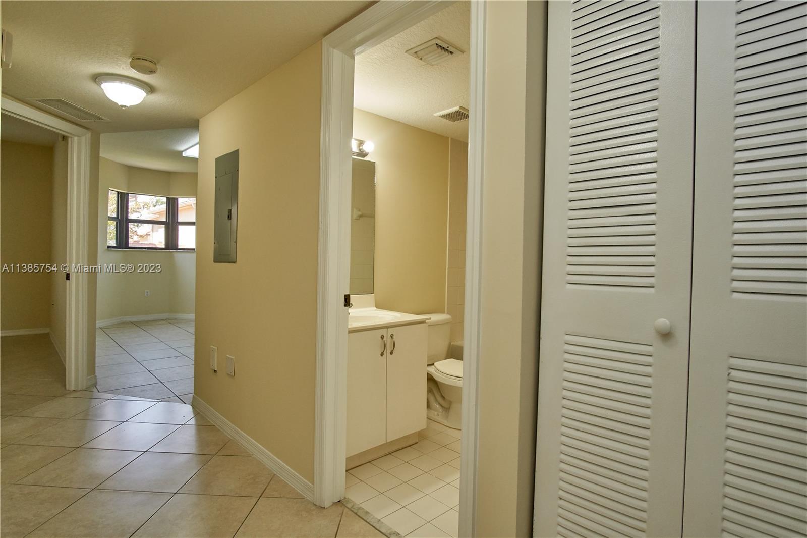 THE COURTS AT BAYSHORE II - Residential Lease