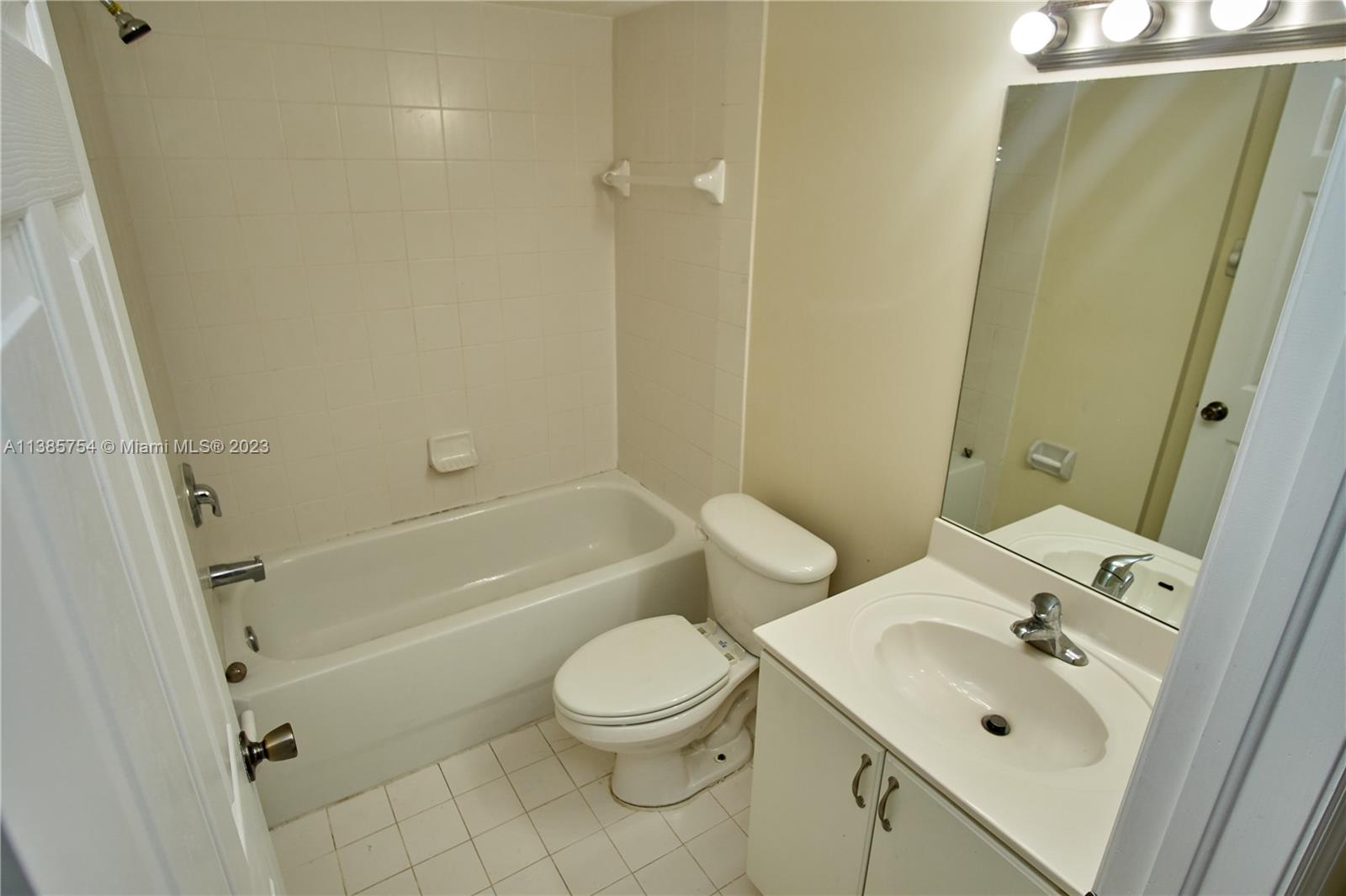 THE COURTS AT BAYSHORE II - Residential Lease