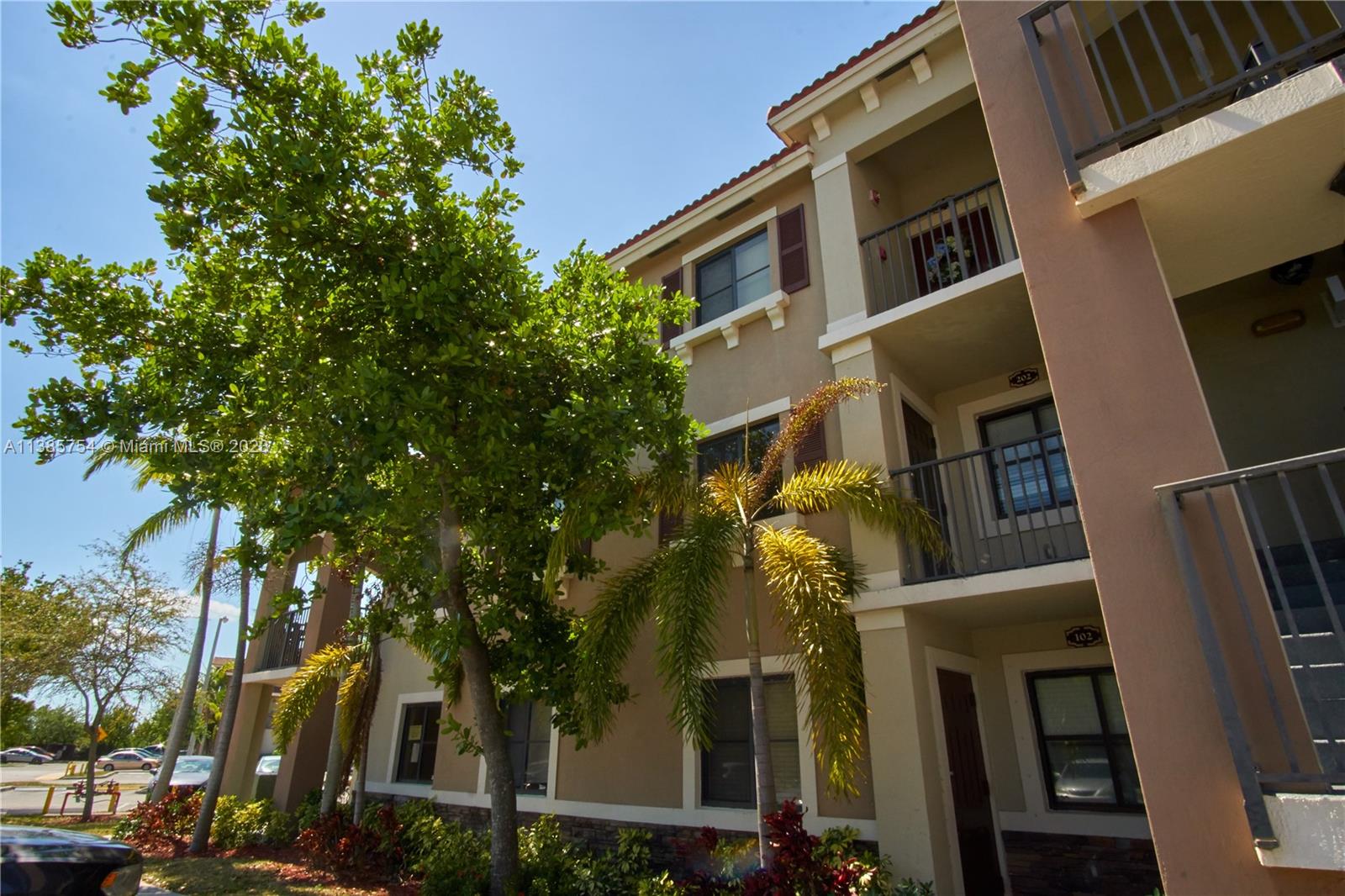 THE COURTS AT BAYSHORE II - Residential Lease