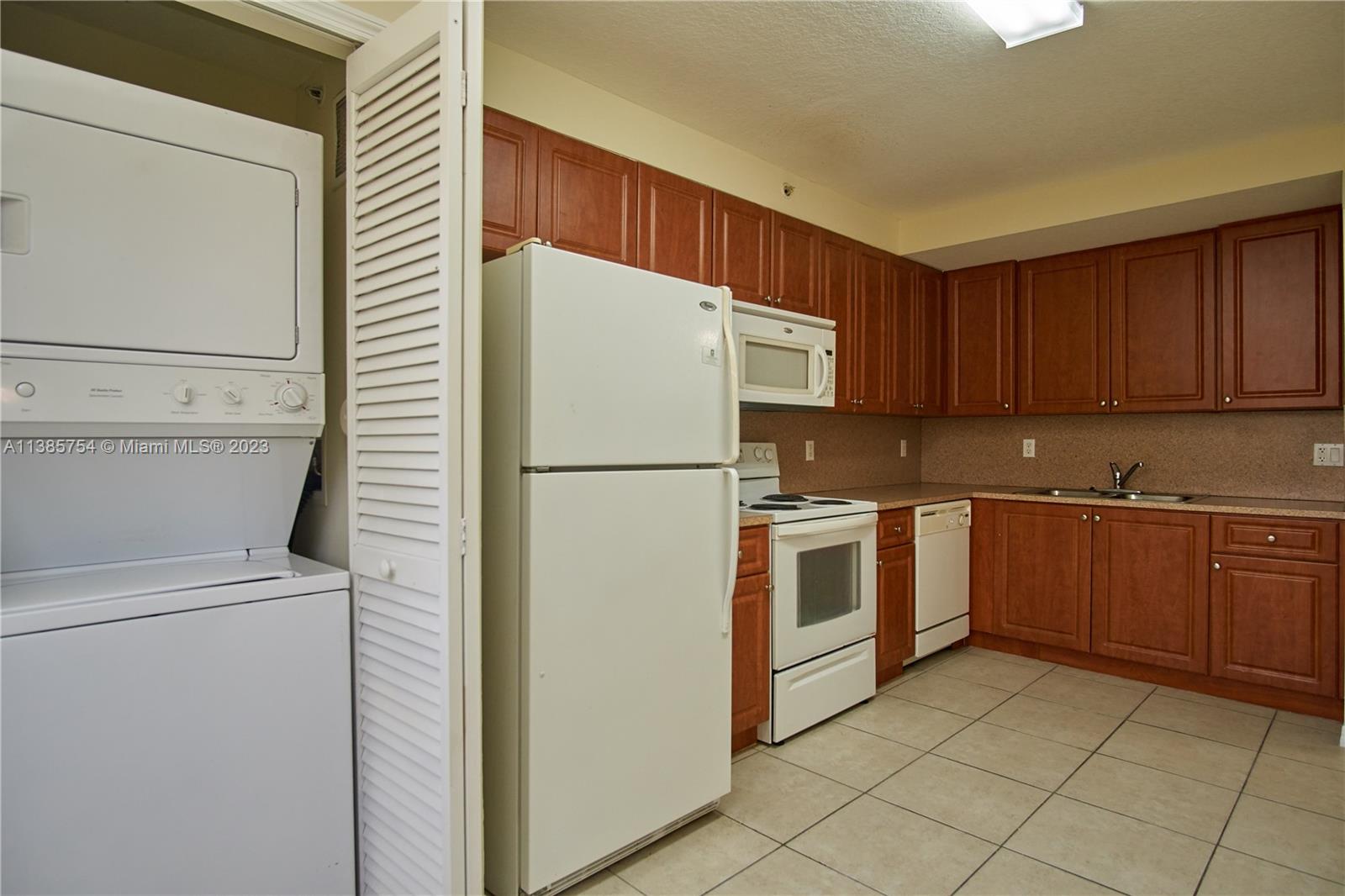 THE COURTS AT BAYSHORE II - Residential Lease