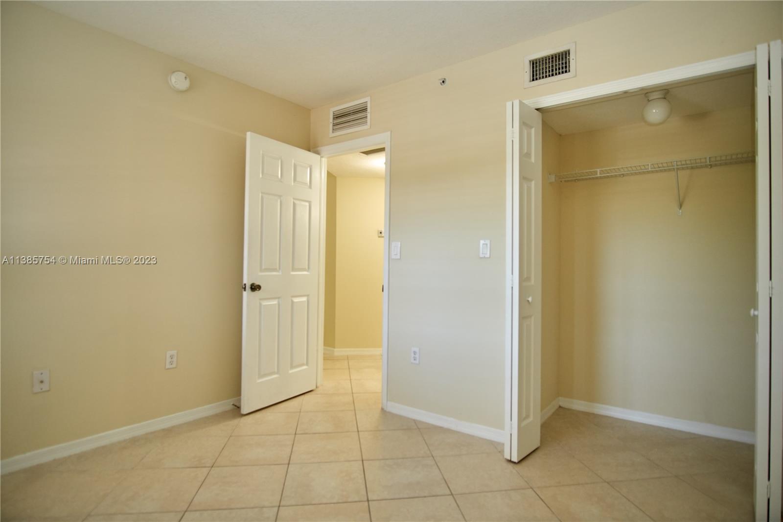 THE COURTS AT BAYSHORE II - Residential Lease