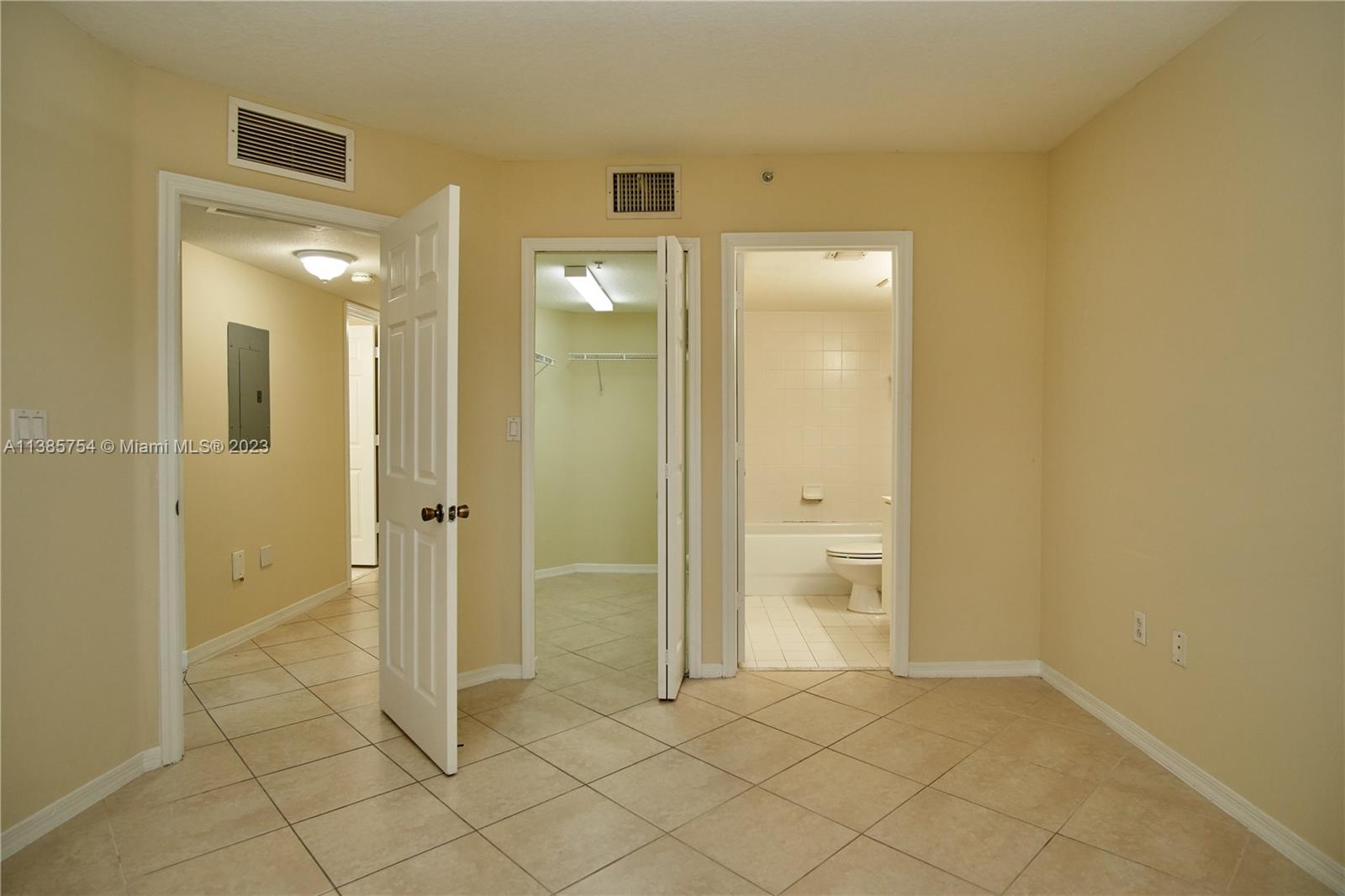 THE COURTS AT BAYSHORE II - Residential Lease