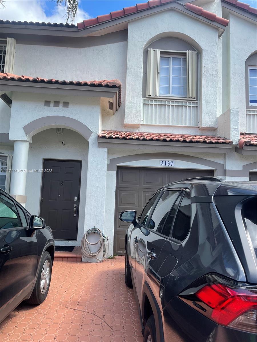 Great opportunity! Spectacular townhouse with beautiful kitchen, 4 bedrooms, 3.5 bathrooms, patio, garage. Near the Florida Turnpike and highway, great schools and malls.