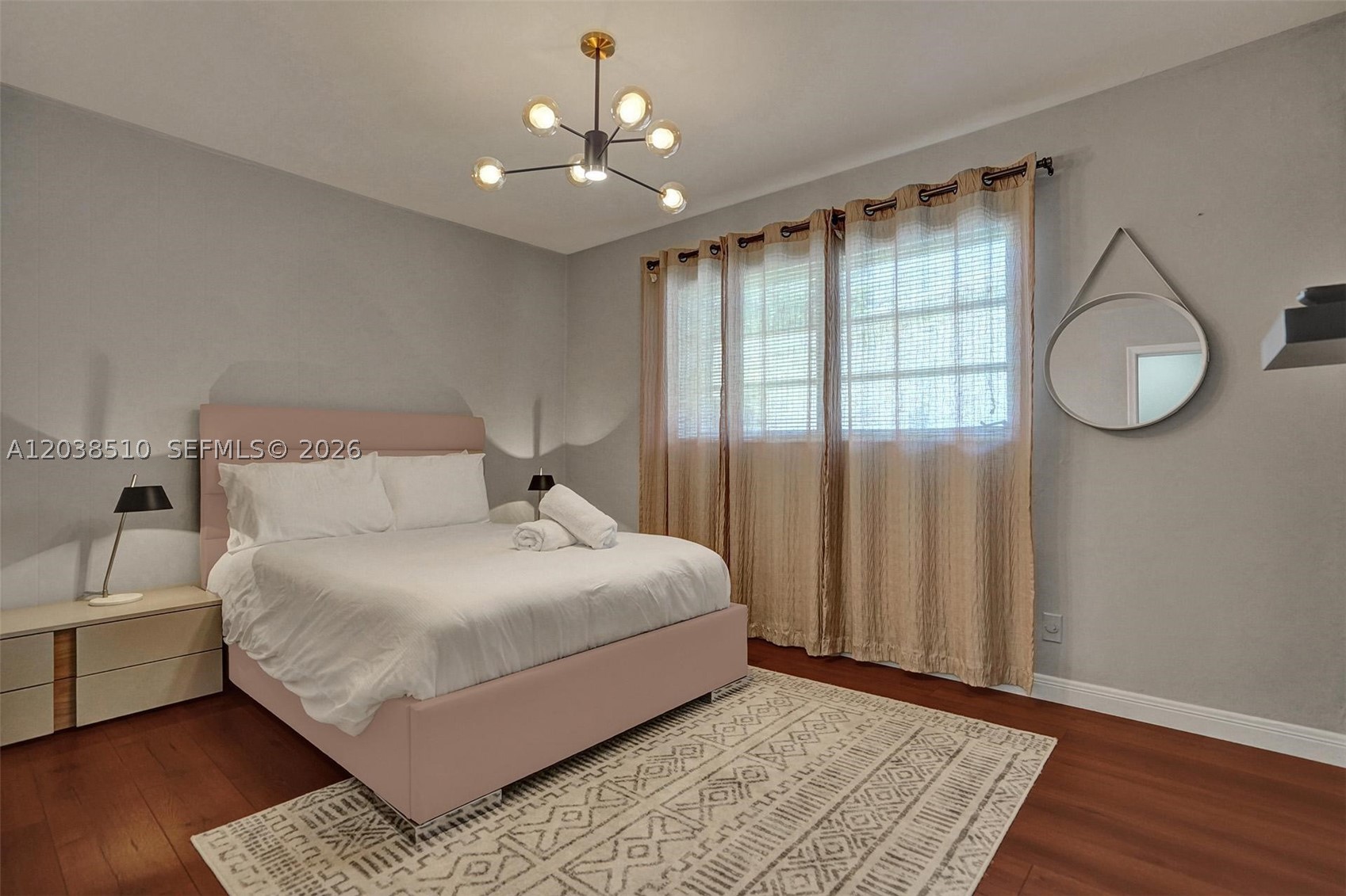 HOLLYWOOD HILLS - Residential
