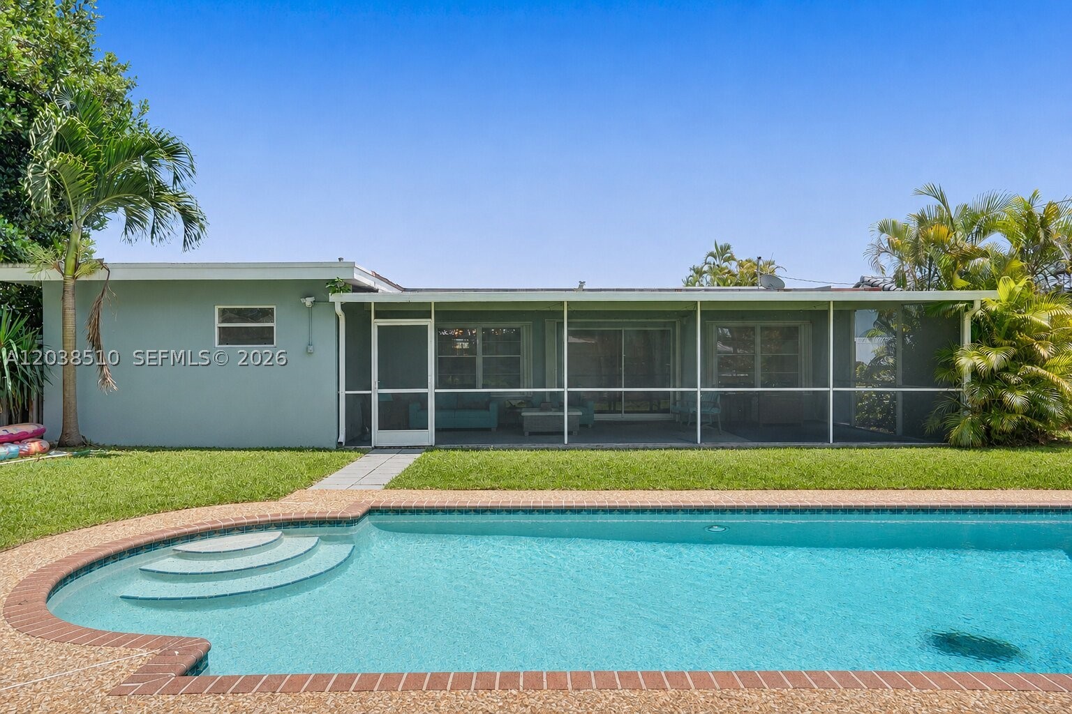 HOLLYWOOD HILLS - Residential