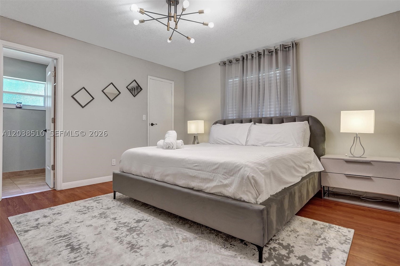 HOLLYWOOD HILLS - Residential