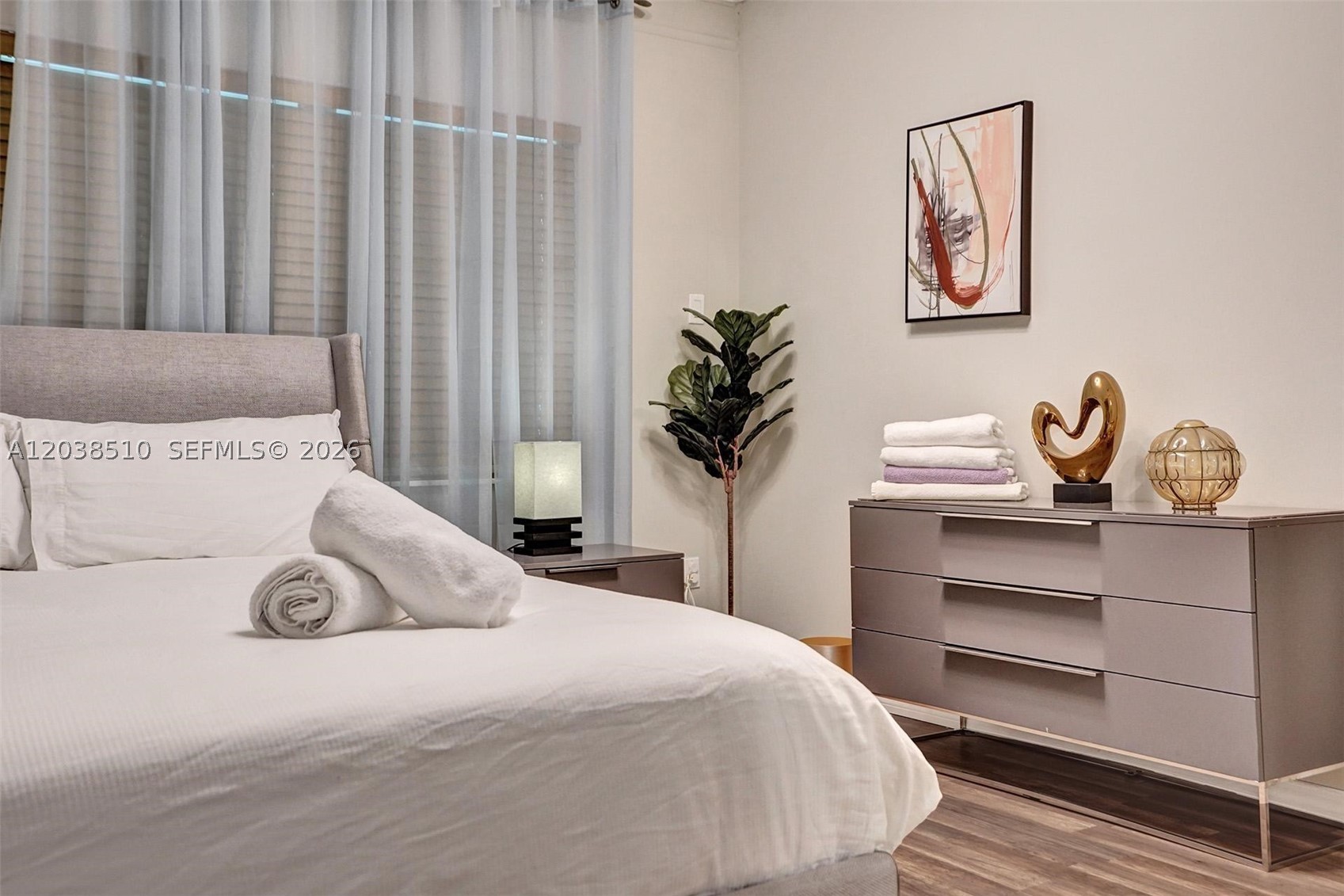 HOLLYWOOD HILLS - Residential