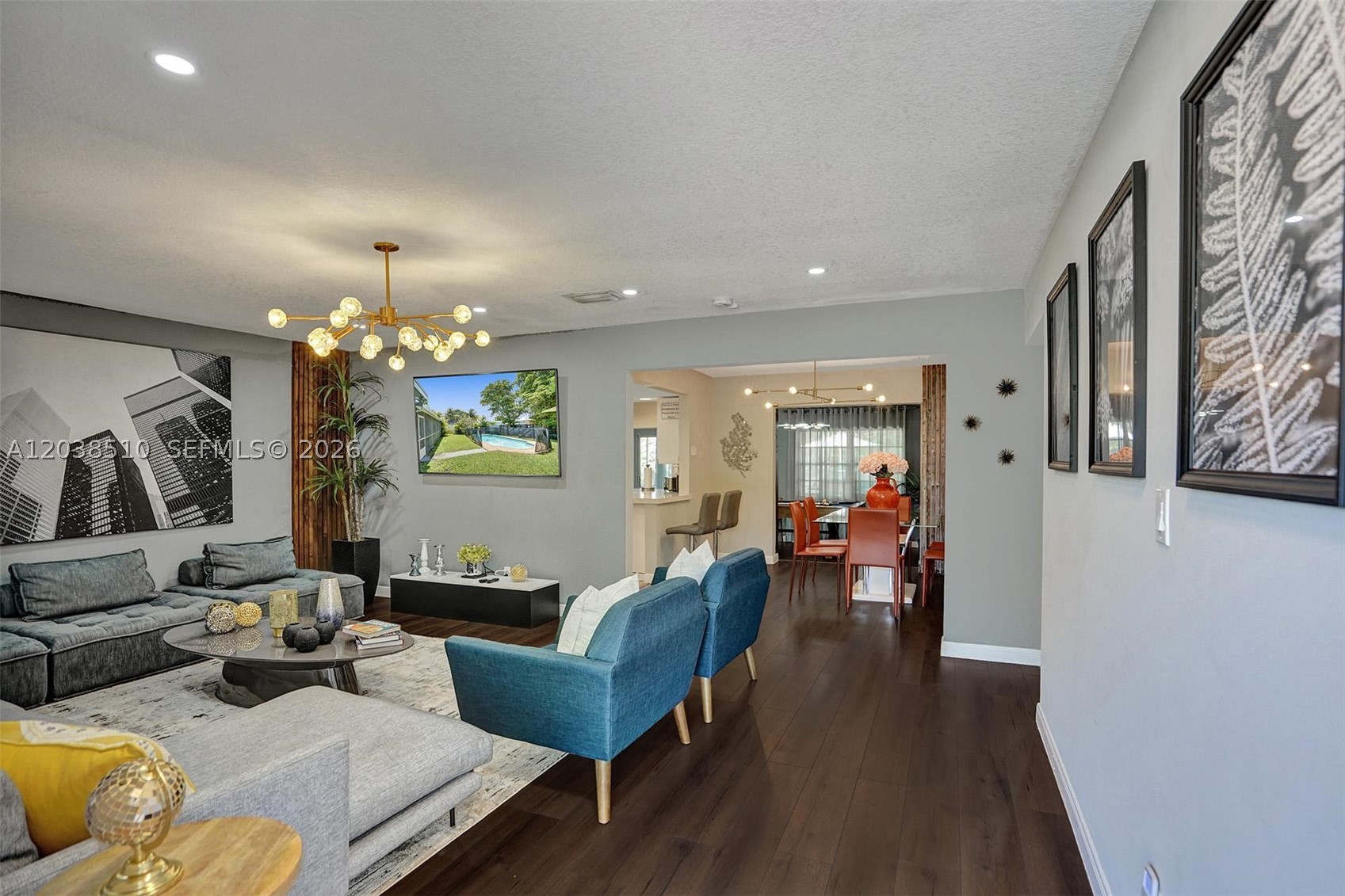 HOLLYWOOD HILLS - Residential