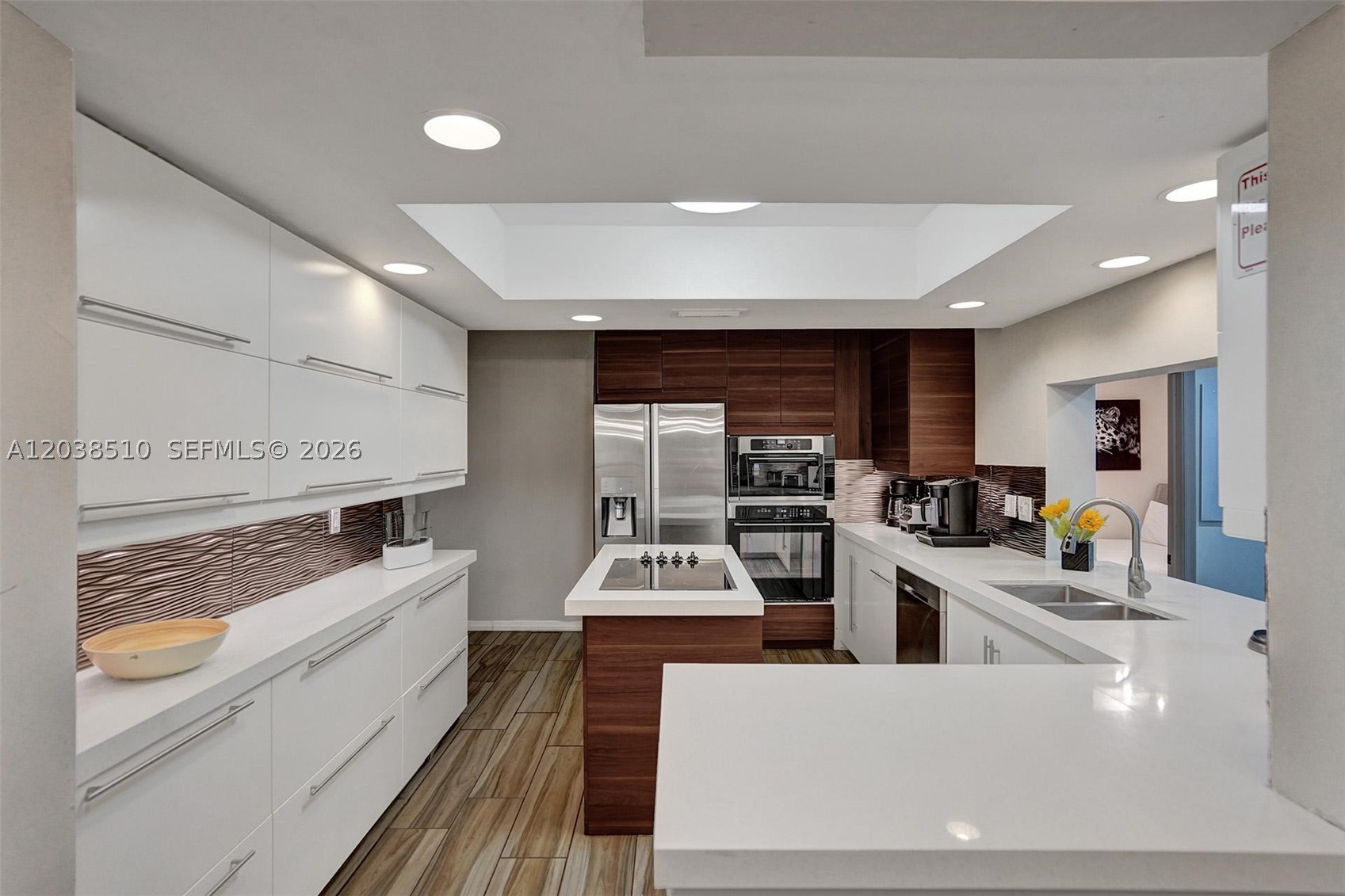 HOLLYWOOD HILLS - Residential