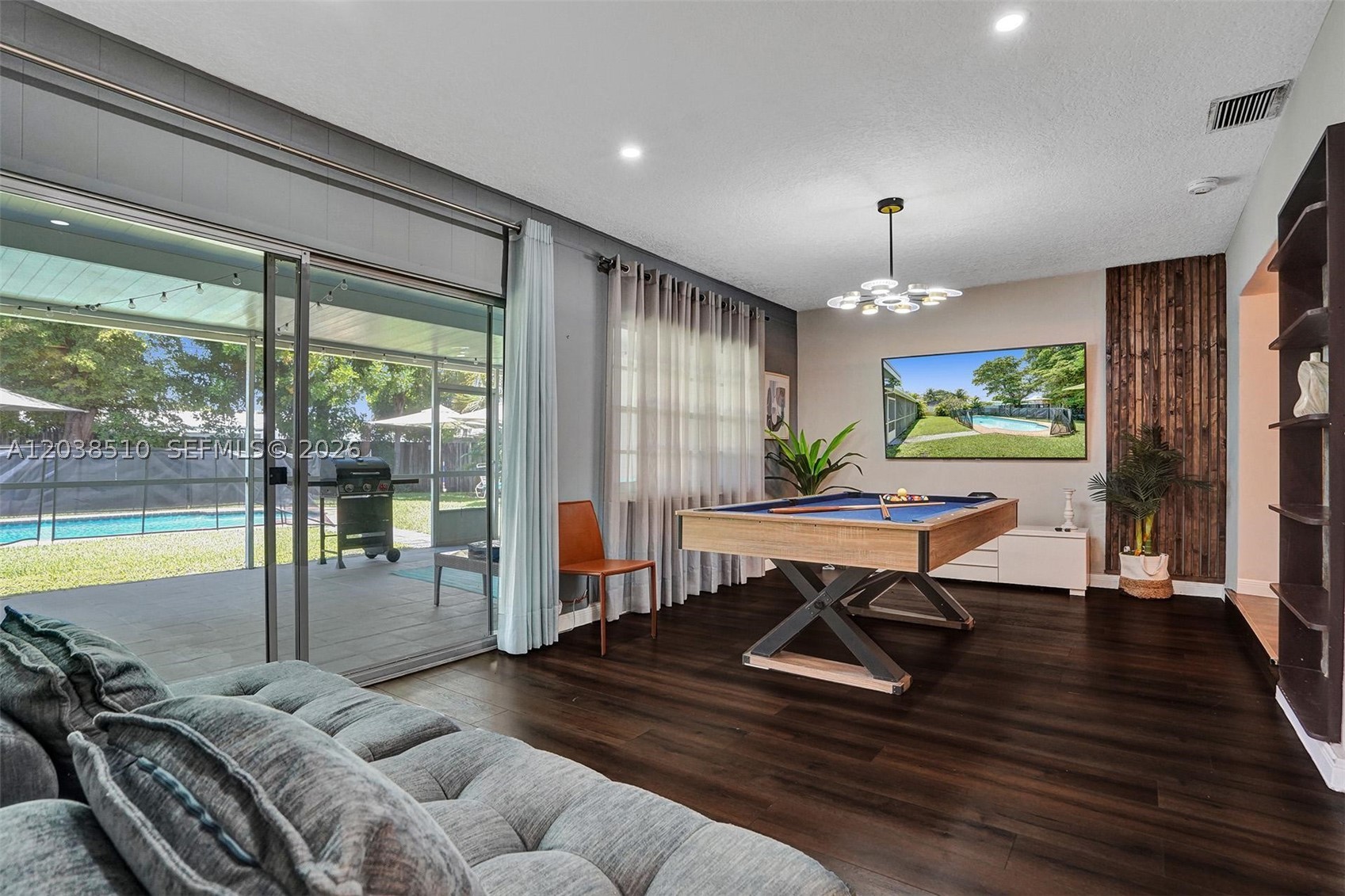 HOLLYWOOD HILLS - Residential