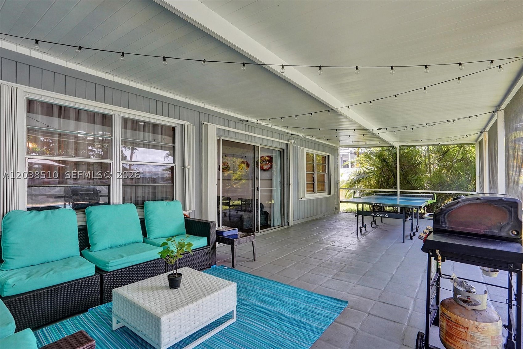 HOLLYWOOD HILLS - Residential