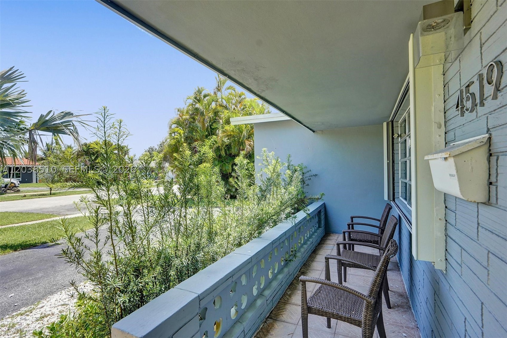 HOLLYWOOD HILLS - Residential