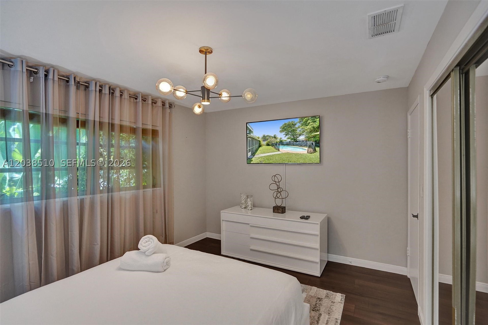HOLLYWOOD HILLS - Residential
