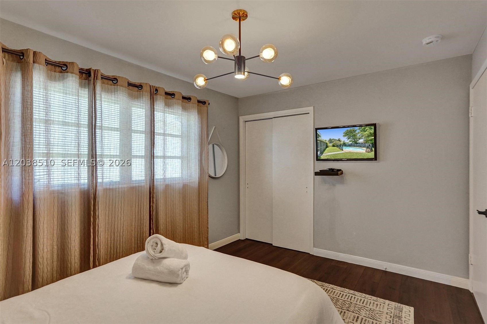 HOLLYWOOD HILLS - Residential