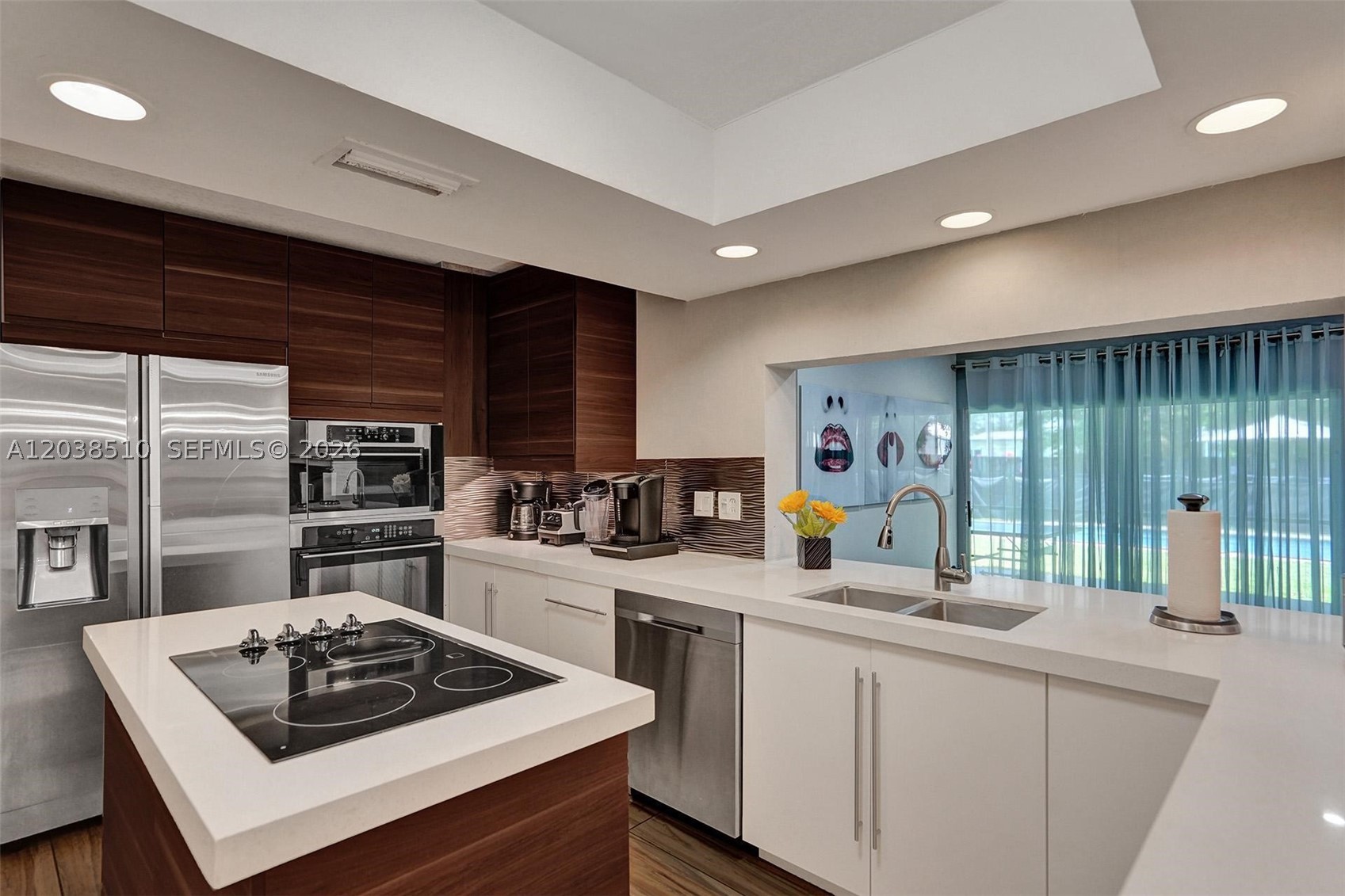 HOLLYWOOD HILLS - Residential