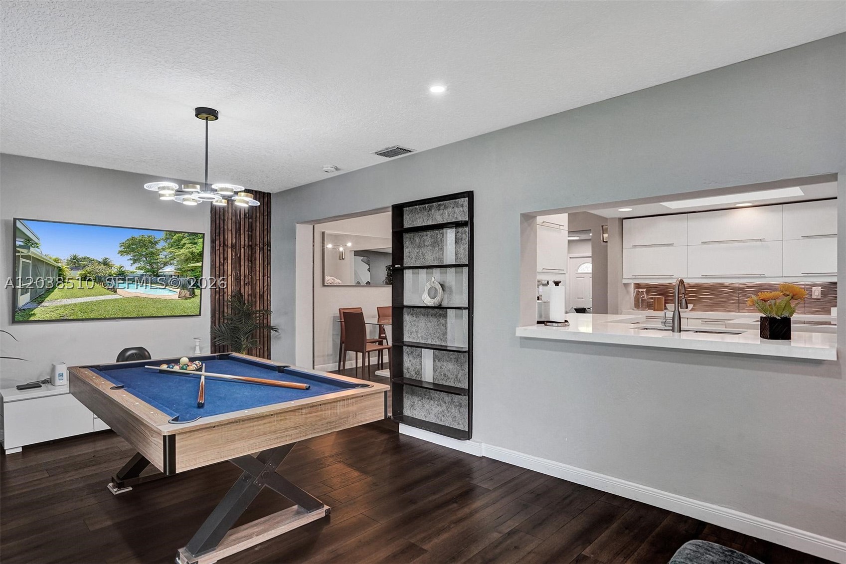 HOLLYWOOD HILLS - Residential