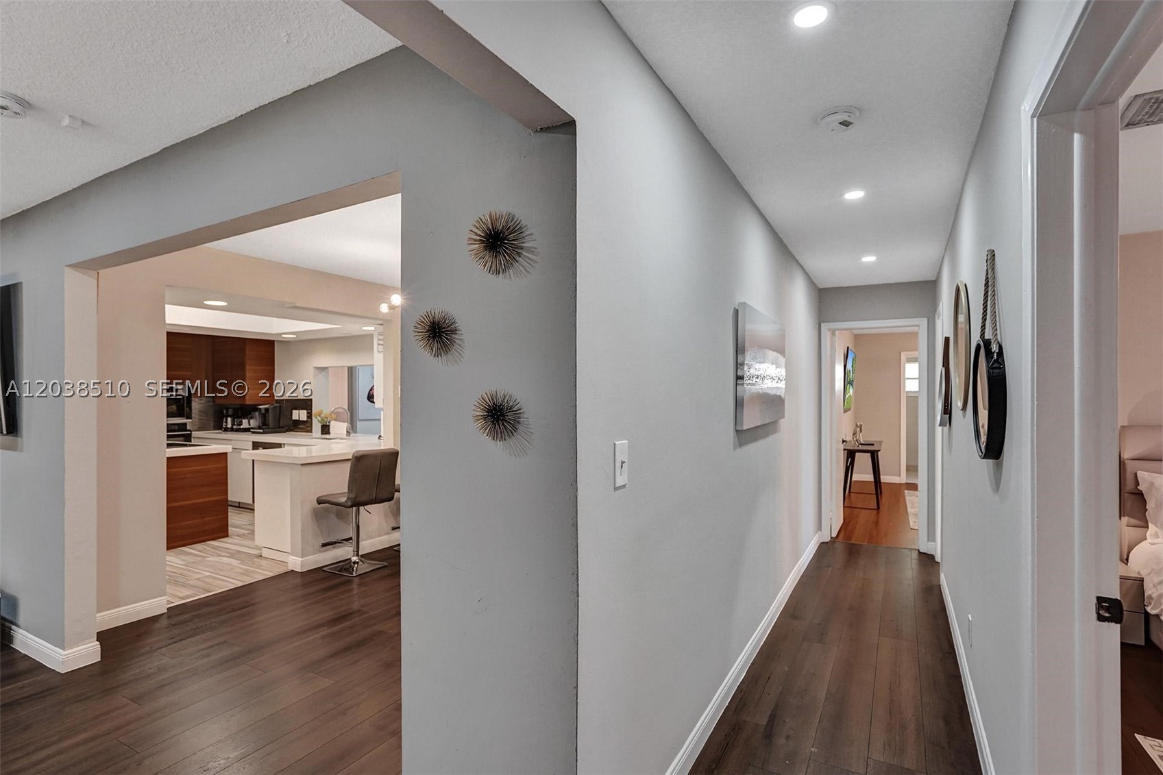 HOLLYWOOD HILLS - Residential